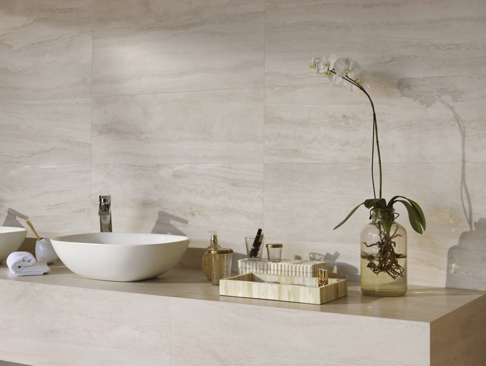 Esempio di una stanza da bagno contemporanea di medie dimensioni con lavabo a bacinella, top piastrellato, piastrelle bianche, piastrelle in gres porcellanato e pavimento in gres porcellanato
