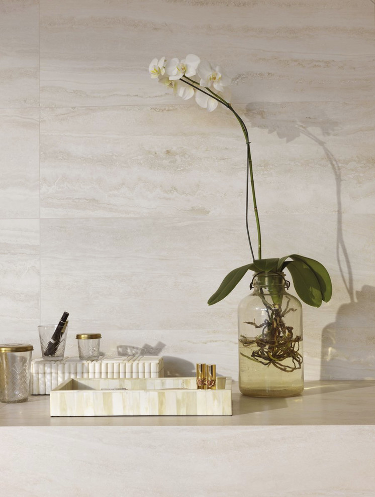 Esempio di una stanza da bagno design di medie dimensioni con lavabo a bacinella, top piastrellato, piastrelle bianche, piastrelle in gres porcellanato e pavimento in gres porcellanato