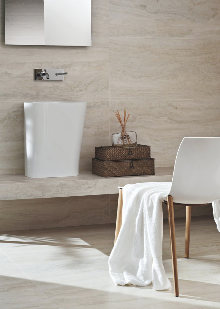 Стильный дизайн: ванная комната среднего размера в современном стиле с настольной раковиной, белой плиткой, керамогранитной плиткой и полом из керамогранита - последний тренд
