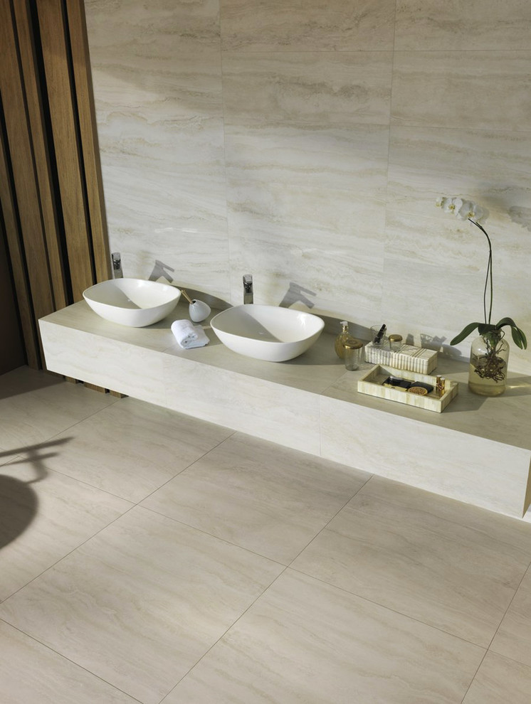 Aménagement d'une grande salle de bain contemporaine avec une vasque, un plan de toilette en carrelage, un carrelage beige, des carreaux de porcelaine et un sol en carrelage de porcelaine.