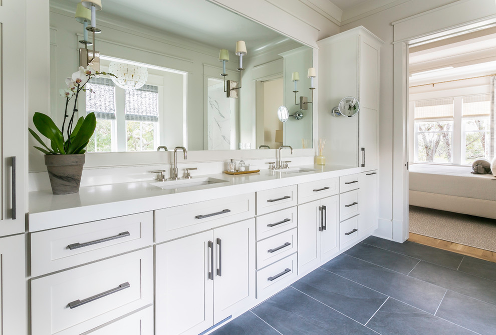 Источник вдохновения для домашнего уюта: ванная комната в морском стиле с фасадами в стиле шейкер, серыми фасадами, белыми стенами, врезной раковиной, серым полом и белой столешницей