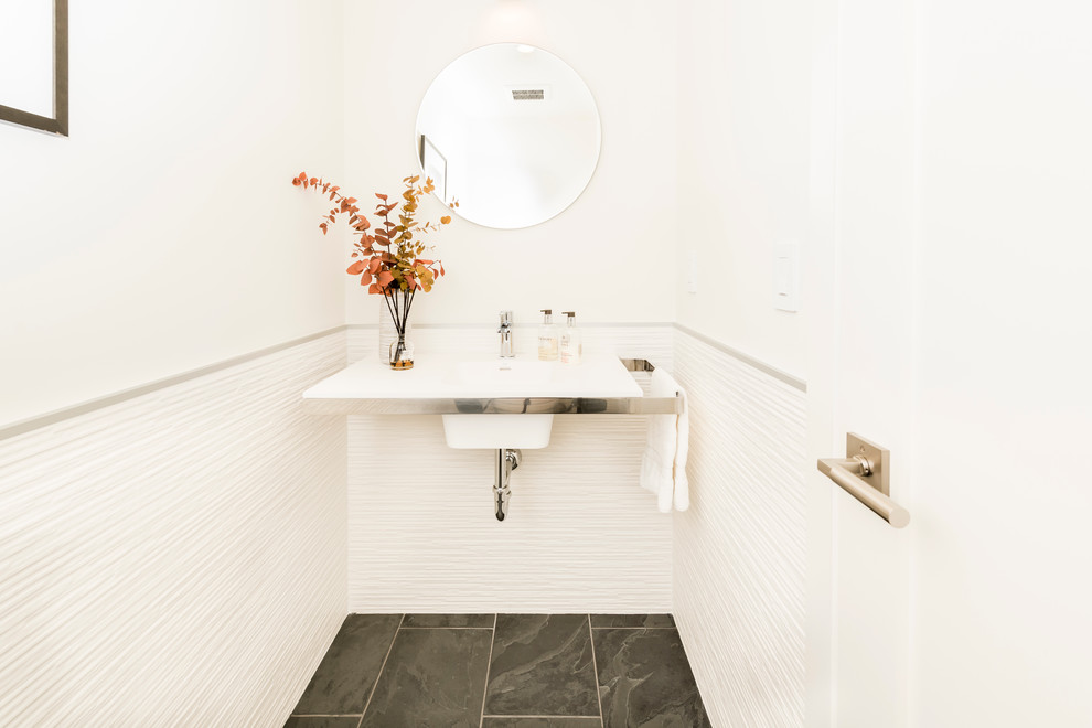 Inspiration för ett mellanstort funkis vit vitt badrum med dusch, med ett platsbyggt badkar, en öppen dusch, en toalettstol med hel cisternkåpa, vit kakel, skifferkakel, vita väggar, klinkergolv i keramik, ett nedsänkt handfat, grått golv, med dusch som är öppen och bänkskiva i akrylsten