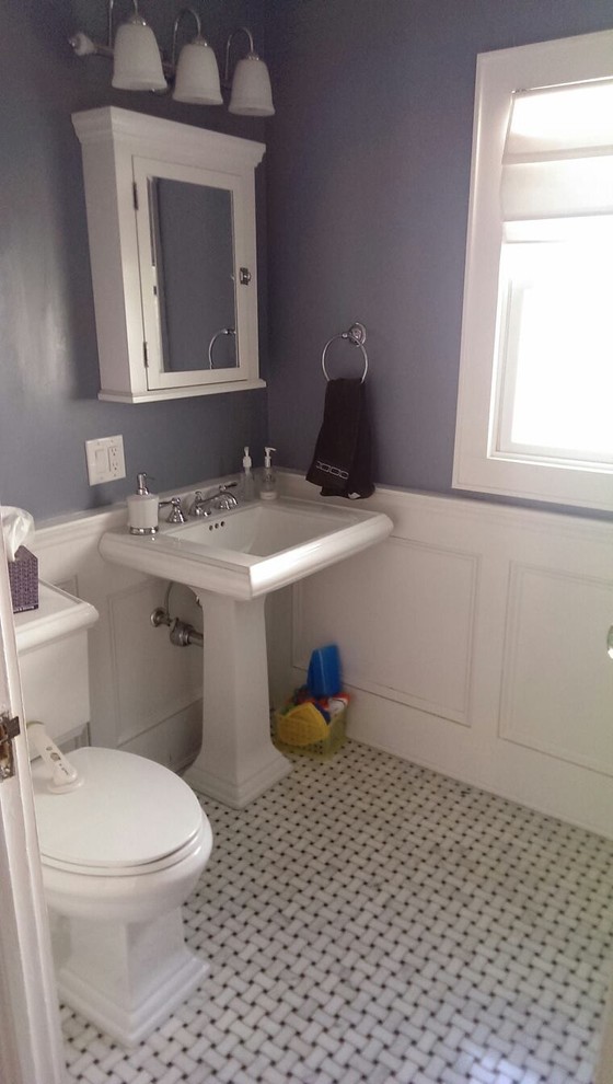 Foto di una piccola stanza da bagno per bambini tradizionale con WC a due pezzi, pistrelle in bianco e nero, piastrelle a mosaico, pareti viola, pavimento in marmo e lavabo a consolle