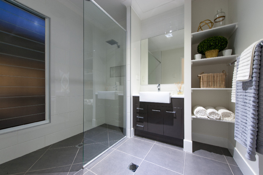 На фото: большая ванная комната в современном стиле с темными деревянными фасадами, открытым душем, белой плиткой, керамической плиткой, полом из керамической плитки и столешницей из искусственного кварца