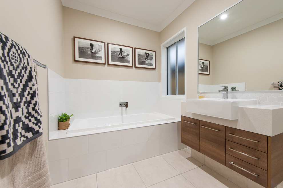Источник вдохновения для домашнего уюта: главная ванная комната среднего размера в современном стиле с ванной в нише, белой плиткой, керамической плиткой, бежевыми стенами и полом из керамической плитки