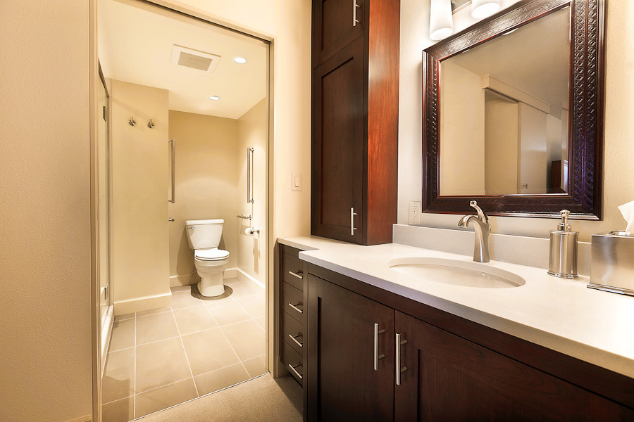 Idee per una stanza da bagno classica con lavabo sottopiano, ante con riquadro incassato, ante in legno bruno, top in granito, WC a due pezzi, piastrelle beige e piastrelle in ceramica