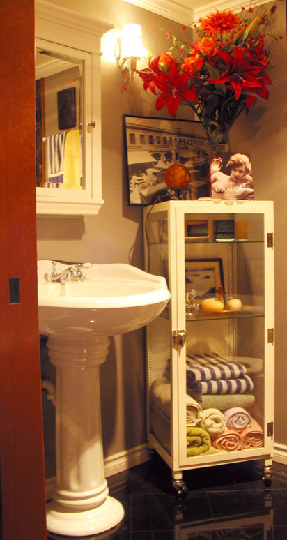Cette image montre une petite salle de bain principale rustique avec un lavabo de ferme, des portes de placard blanches, une baignoire sur pieds, un combiné douche/baignoire, WC séparés, un mur gris, un placard à porte vitrée, un carrelage noir, des carreaux de céramique et un sol en carrelage de céramique.