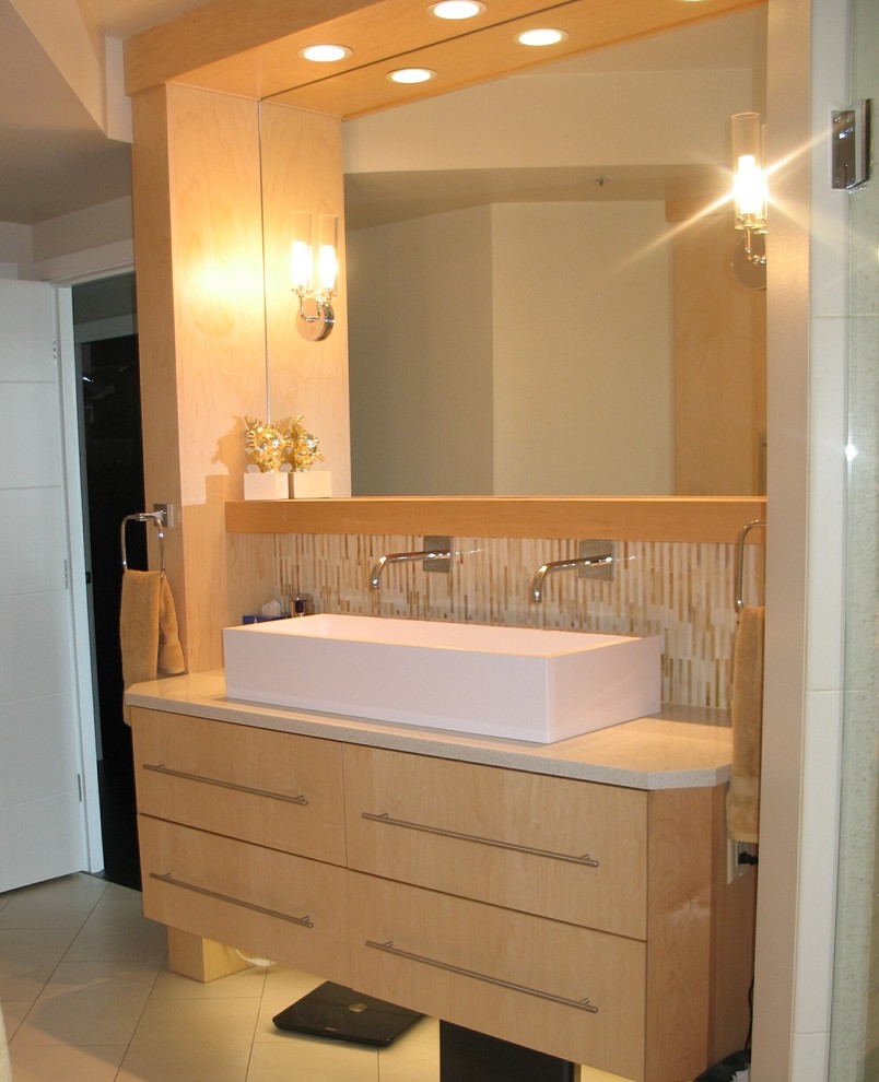 Idée de décoration pour une petite salle de bain principale design en bois clair avec une vasque, un placard à porte plane, un plan de toilette en quartz modifié, un carrelage beige, des carreaux en allumettes, un mur beige et un sol en carrelage de céramique.