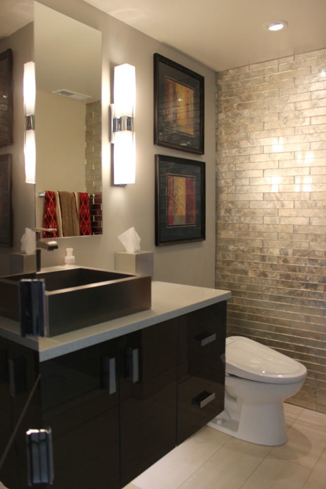 Cette image montre une petite salle de bain principale design en bois foncé avec une vasque, un placard à porte plane, un plan de toilette en quartz modifié, WC à poser, un carrelage multicolore, des carreaux de miroir, un mur beige et un sol en carrelage de céramique.