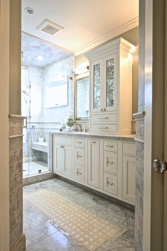 Ispirazione per un'ampia stanza da bagno padronale chic con ante in stile shaker, ante beige, doccia alcova, WC a due pezzi, piastrelle beige, pareti verdi, pavimento in marmo, lavabo sottopiano e top in marmo