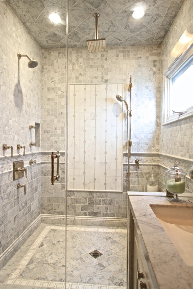 Exemple d'une très grande douche en alcôve principale chic avec un placard à porte shaker, des portes de placard beiges, WC séparés, un carrelage beige, un mur vert, un sol en marbre, un lavabo encastré et un plan de toilette en marbre.