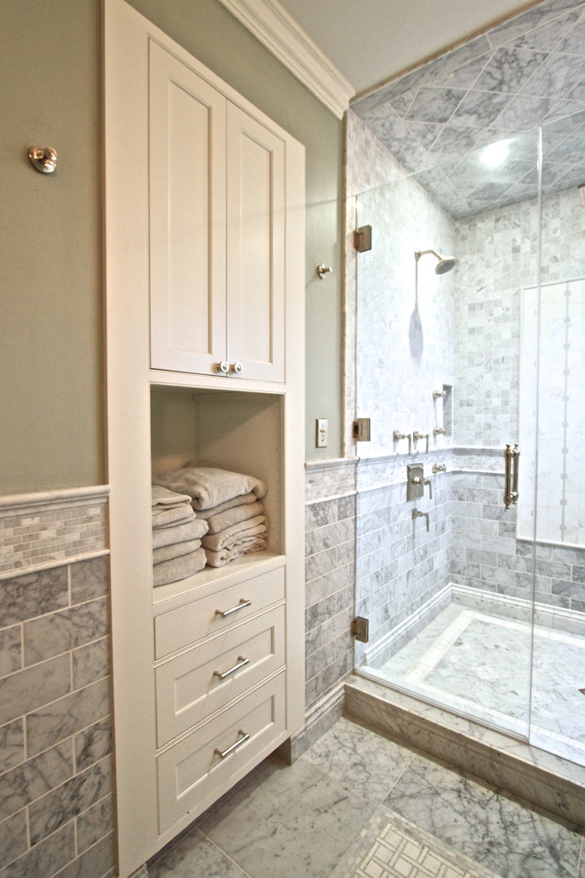 Exemple d'une très grande douche en alcôve principale chic avec un placard à porte shaker, des portes de placard beiges, WC séparés, un carrelage beige, un mur vert, un sol en marbre, un lavabo encastré et un plan de toilette en marbre.
