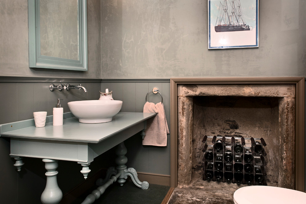 Пример оригинального дизайна: ванная комната среднего размера в стиле кантри с настольной раковиной, фасадами островного типа, синими фасадами, столешницей из дерева, раздельным унитазом и серыми стенами