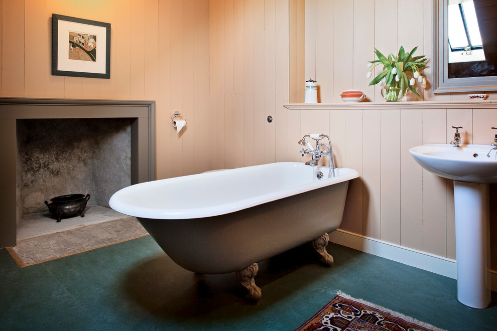 Modelo de cuarto de baño principal de estilo de casa de campo de tamaño medio con lavabo con pedestal, sanitario de dos piezas, paredes beige y suelo de linóleo