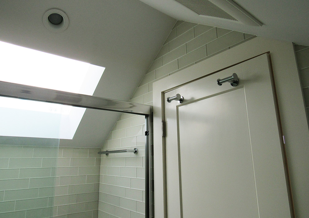 Идея дизайна: ванная комната среднего размера в современном стиле с плоскими фасадами, серыми фасадами, душем в нише, серой плиткой, стеклянной плиткой, белыми стенами, полом из керамогранита, душевой кабиной, врезной раковиной, столешницей из искусственного камня, белым полом и душем с раздвижными дверями