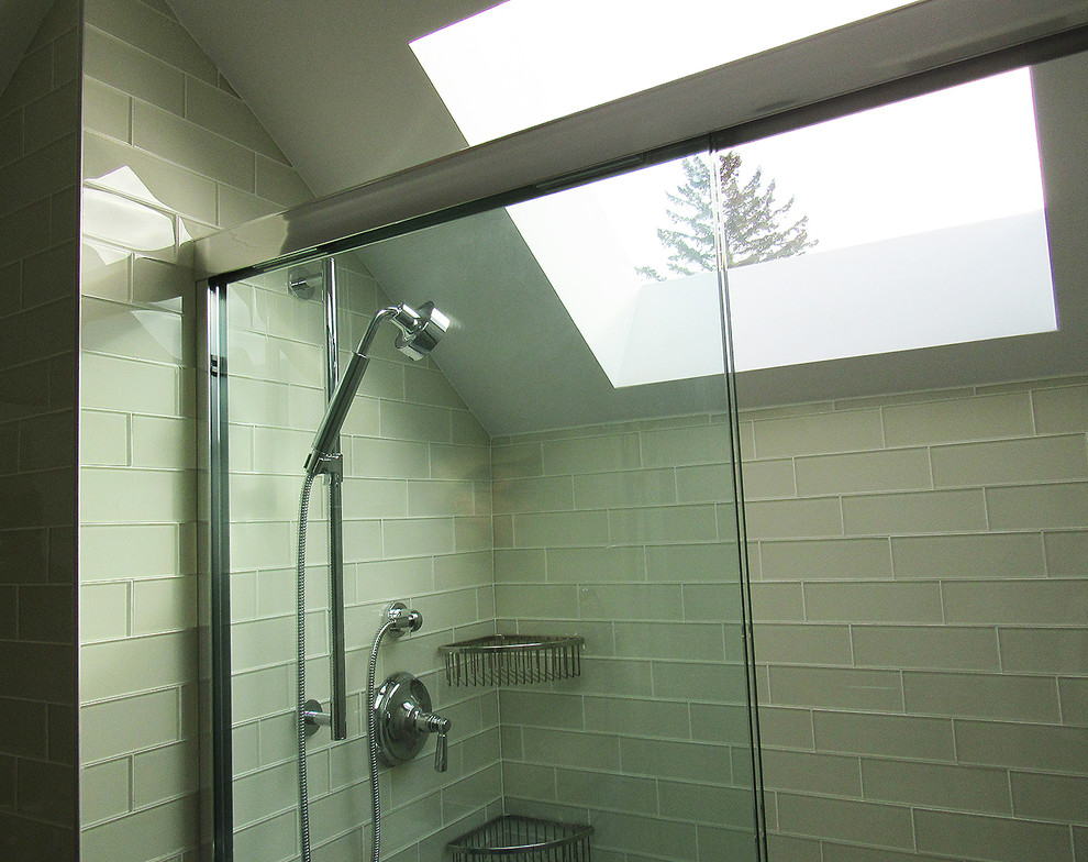 Exempel på ett mellanstort modernt badrum med dusch, med släta luckor, grå skåp, en dusch i en alkov, grå kakel, glaskakel, vita väggar, klinkergolv i porslin, ett undermonterad handfat, bänkskiva i akrylsten, vitt golv och dusch med skjutdörr