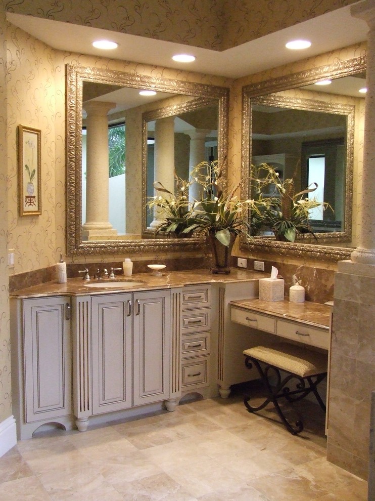 Inspiration for an eclectic bathroom remodel in Tampa