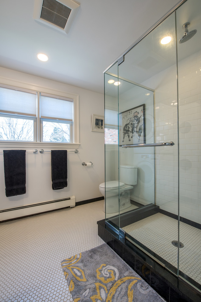 Идея дизайна: большая ванная комната в стиле неоклассика (современная классика) с угловым душем, раздельным унитазом, белыми стенами, белым полом и душем с распашными дверями