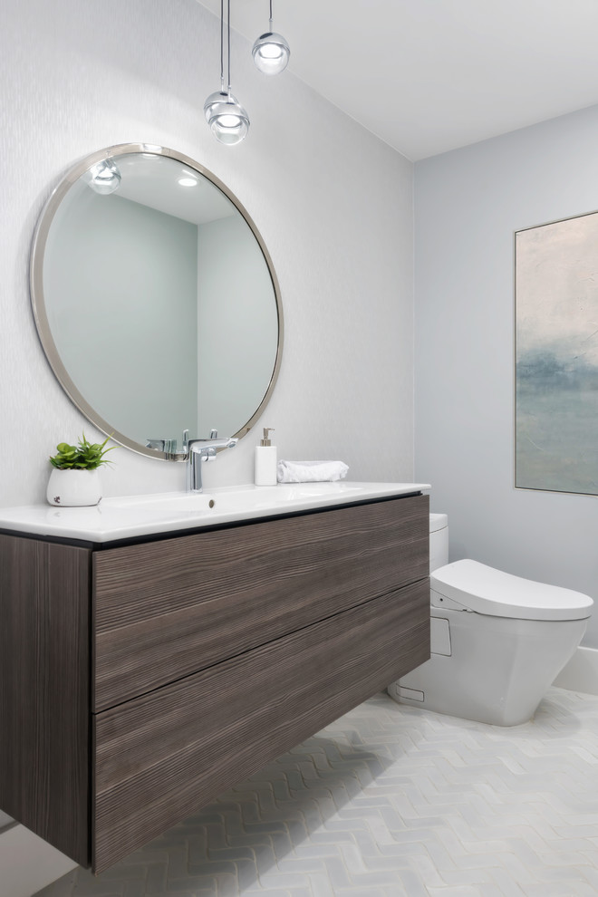 Idéer för ett mellanstort modernt vit badrum med dusch, med släta luckor, bruna skåp, en toalettstol med hel cisternkåpa, grå väggar, klinkergolv i keramik, ett integrerad handfat, bänkskiva i kvarts och vitt golv