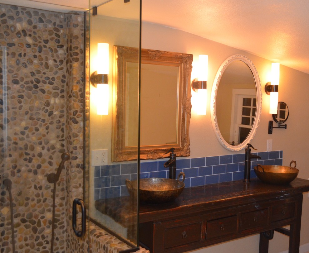 Inspiration för mellanstora eklektiska en-suite badrum, med ett fristående handfat, skåp i slitet trä, träbänkskiva, en öppen dusch, en toalettstol med hel cisternkåpa, blå kakel, keramikplattor, vita väggar och klinkergolv i keramik