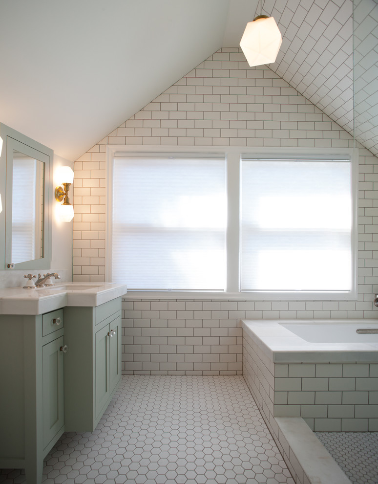 На фото: маленькая главная ванная комната в классическом стиле с фасадами в стиле шейкер, зелеными фасадами, угловой ванной, угловым душем, унитазом-моноблоком, белой плиткой, плиткой кабанчик, белыми стенами, полом из мозаичной плитки, монолитной раковиной и столешницей из искусственного камня для на участке и в саду