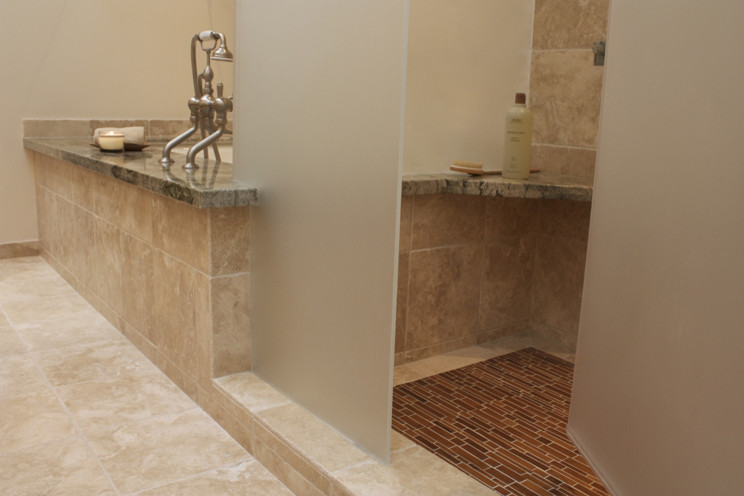 Bild på ett mellanstort vintage en-suite badrum, med ett undermonterad handfat, släta luckor, skåp i mellenmörkt trä, marmorbänkskiva, ett undermonterat badkar, beige kakel, stenkakel och travertin golv