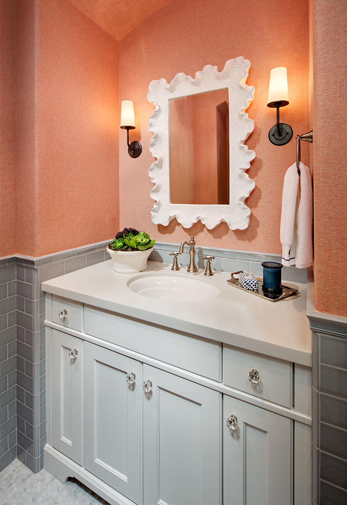 Immagine di una stanza da bagno minimal con ante bianche, piastrelle grigie, piastrelle diamantate, pareti arancioni e pavimento con piastrelle a mosaico