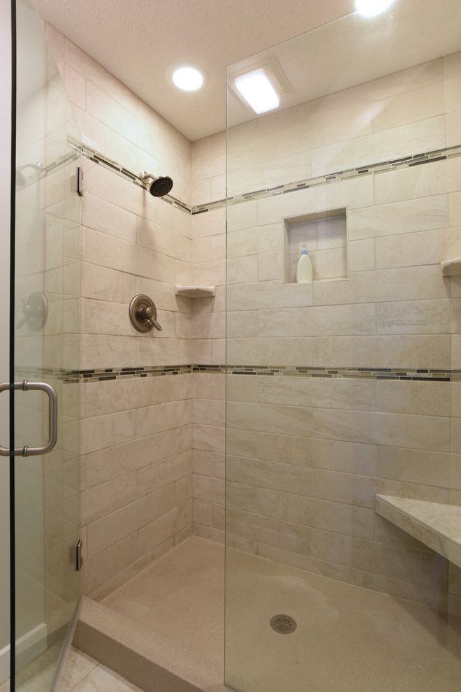 Exempel på ett klassiskt en-suite badrum, med släta luckor, vita skåp, en jacuzzi, en dusch i en alkov, beige kakel, porslinskakel, vita väggar, klinkergolv i porslin, ett undermonterad handfat, beiget golv och dusch med gångjärnsdörr