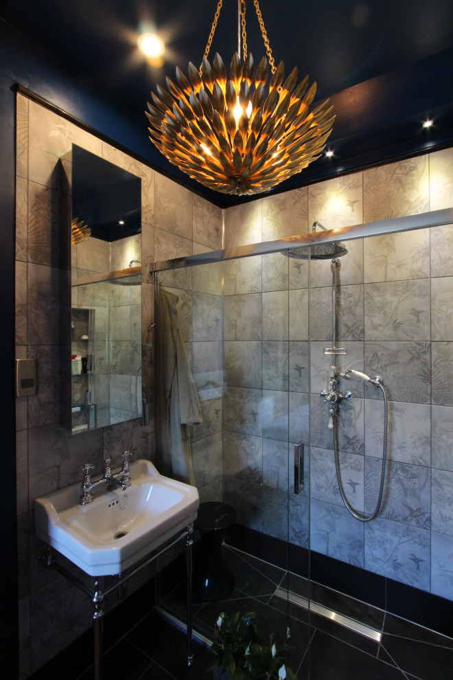На фото: маленькая главная ванная комната в современном стиле с фасадами с утопленной филенкой, накладной ванной, душем без бортиков, серой плиткой, керамогранитной плиткой, серыми стенами и черным полом для на участке и в саду