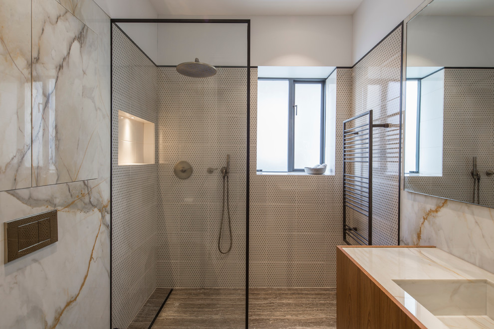 Ejemplo de cuarto de baño contemporáneo con ducha abierta, baldosas y/o azulejos marrones y paredes marrones