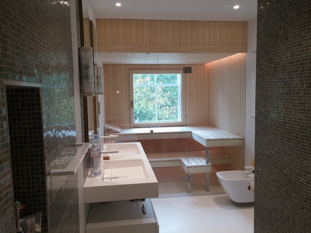 Foto di una grande sauna minimal con ante di vetro, WC sospeso, piastrelle multicolore e piastrelle a mosaico