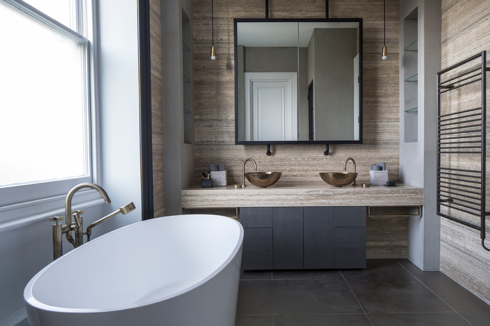 Идея дизайна: ванная комната в современном стиле с зеркалом с подсветкой