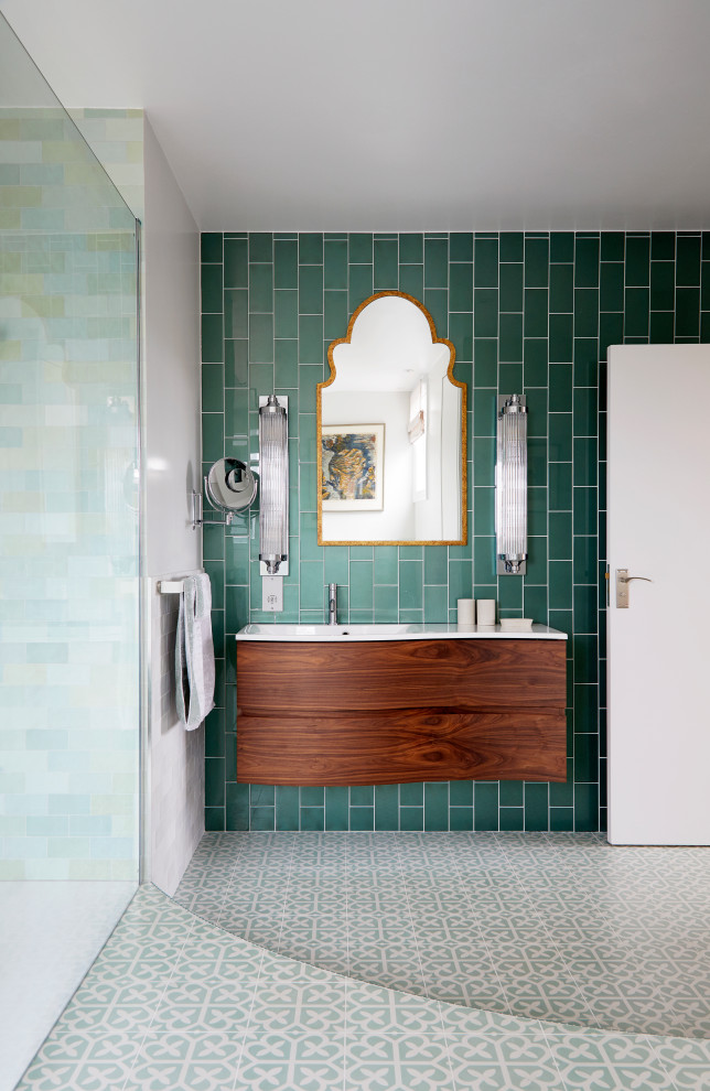 На фото: маленькая главная ванная комната в современном стиле с плоскими фасадами, коричневыми фасадами, полновстраиваемой ванной, открытым душем, унитазом-моноблоком, зеленой плиткой, керамогранитной плиткой, белыми стенами, полом из керамогранита, накладной раковиной, зеленым полом, открытым душем, белой столешницей, тумбой под две раковины и подвесной тумбой для на участке и в саду с