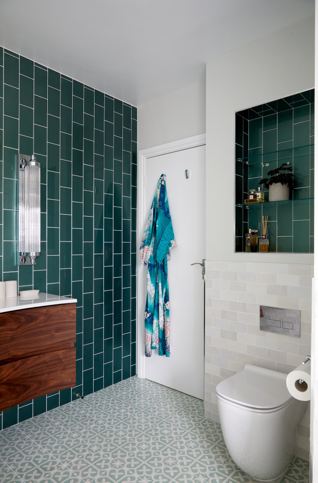 Idéer för ett litet modernt vit en-suite badrum, med släta luckor, bruna skåp, ett undermonterat badkar, en öppen dusch, en toalettstol med hel cisternkåpa, grön kakel, porslinskakel, vita väggar, klinkergolv i porslin, ett nedsänkt handfat, grönt golv och med dusch som är öppen