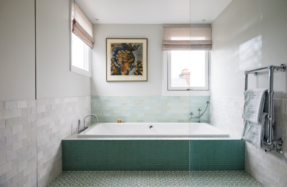 Идея дизайна: маленькая главная ванная комната в современном стиле с плоскими фасадами, коричневыми фасадами, полновстраиваемой ванной, открытым душем, унитазом-моноблоком, зеленой плиткой, керамогранитной плиткой, белыми стенами, полом из керамогранита, накладной раковиной, зеленым полом, открытым душем, белой столешницей, тумбой под две раковины и подвесной тумбой для на участке и в саду