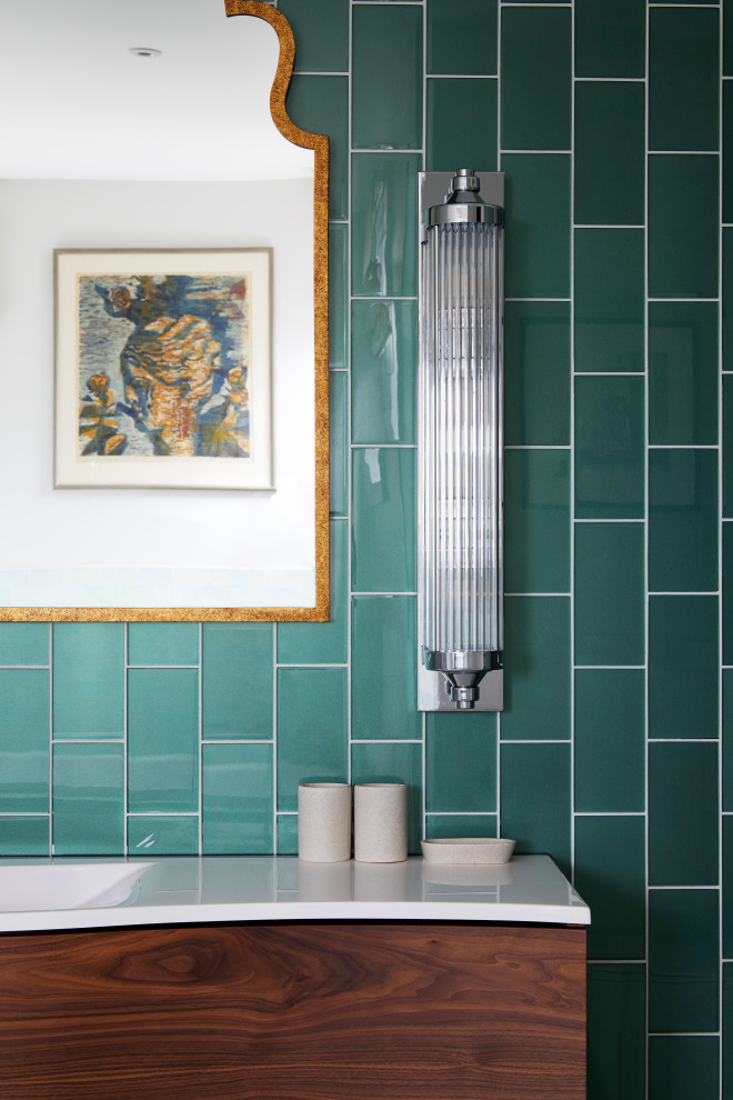 На фото: маленькая главная ванная комната в современном стиле с плоскими фасадами, коричневыми фасадами, полновстраиваемой ванной, открытым душем, унитазом-моноблоком, зеленой плиткой, керамогранитной плиткой, белыми стенами, полом из керамогранита, накладной раковиной, зеленым полом, открытым душем, белой столешницей, тумбой под две раковины и подвесной тумбой для на участке и в саду