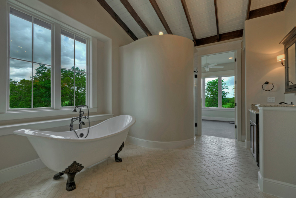 Inspiration pour une salle de bain rustique avec une baignoire sur pieds, une douche ouverte, un carrelage blanc et des carreaux de céramique.