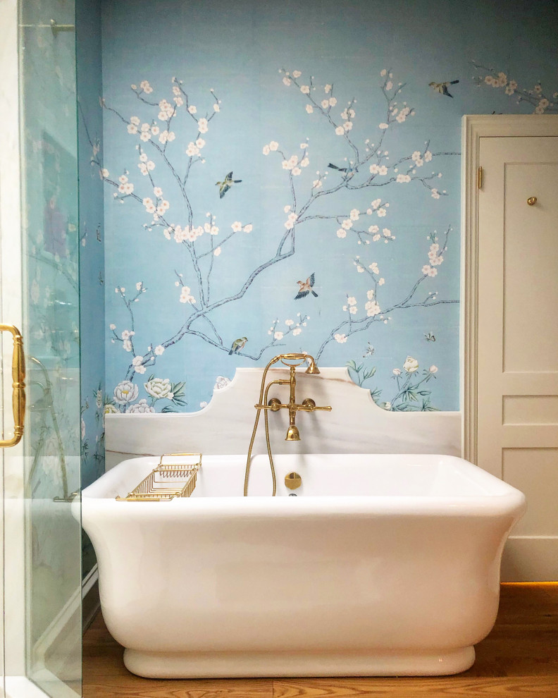 Esempio di una stanza da bagno padronale chic di medie dimensioni con vasca freestanding, pareti blu, pavimento marrone e carta da parati