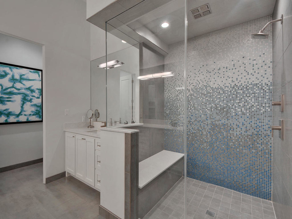Cette image montre une grande salle de bain principale design avec un placard à porte shaker, des portes de placard blanches, une douche ouverte, un carrelage bleu, mosaïque, un plan de toilette en quartz modifié, un mur blanc, sol en béton ciré, un lavabo encastré, un sol gris et une cabine de douche à porte battante.