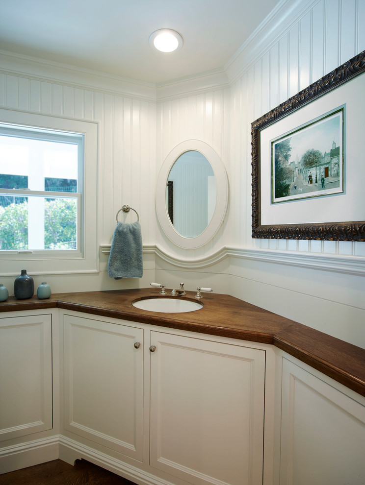 Ejemplo de cuarto de baño tradicional con encimera de madera