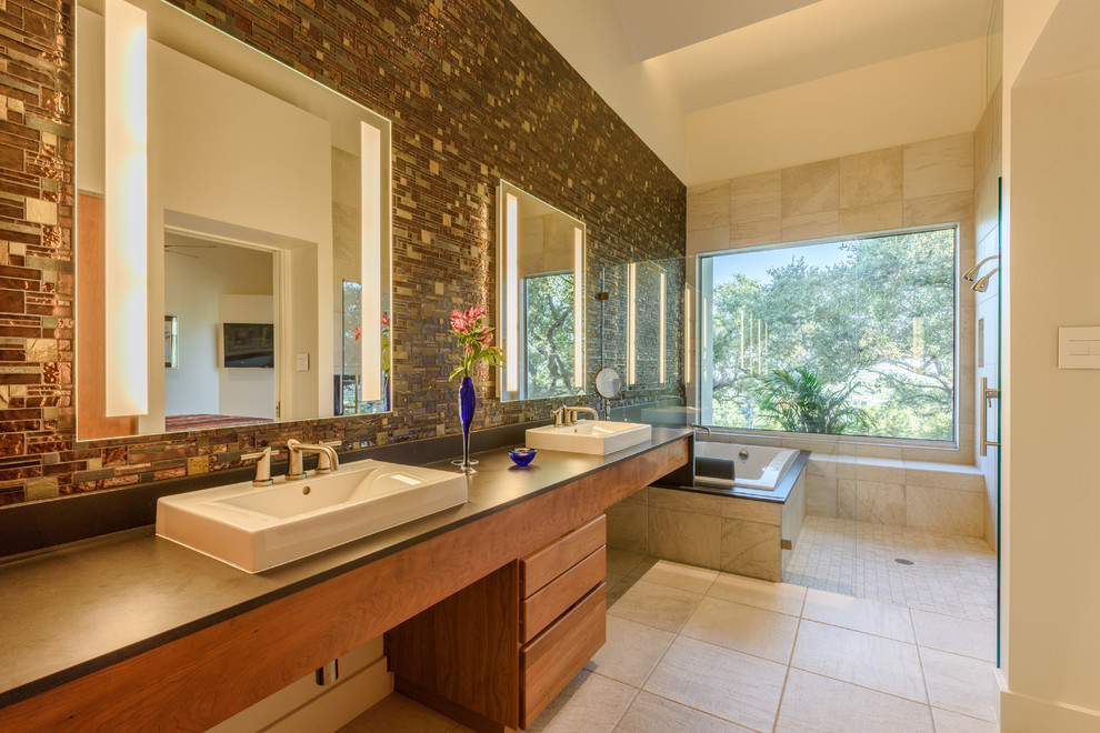 Bild på ett funkis badrum, med släta luckor, skåp i ljust trä, ett platsbyggt badkar, en öppen dusch, beige kakel, mosaik, skiffergolv, ett fristående handfat och bänkskiva i akrylsten