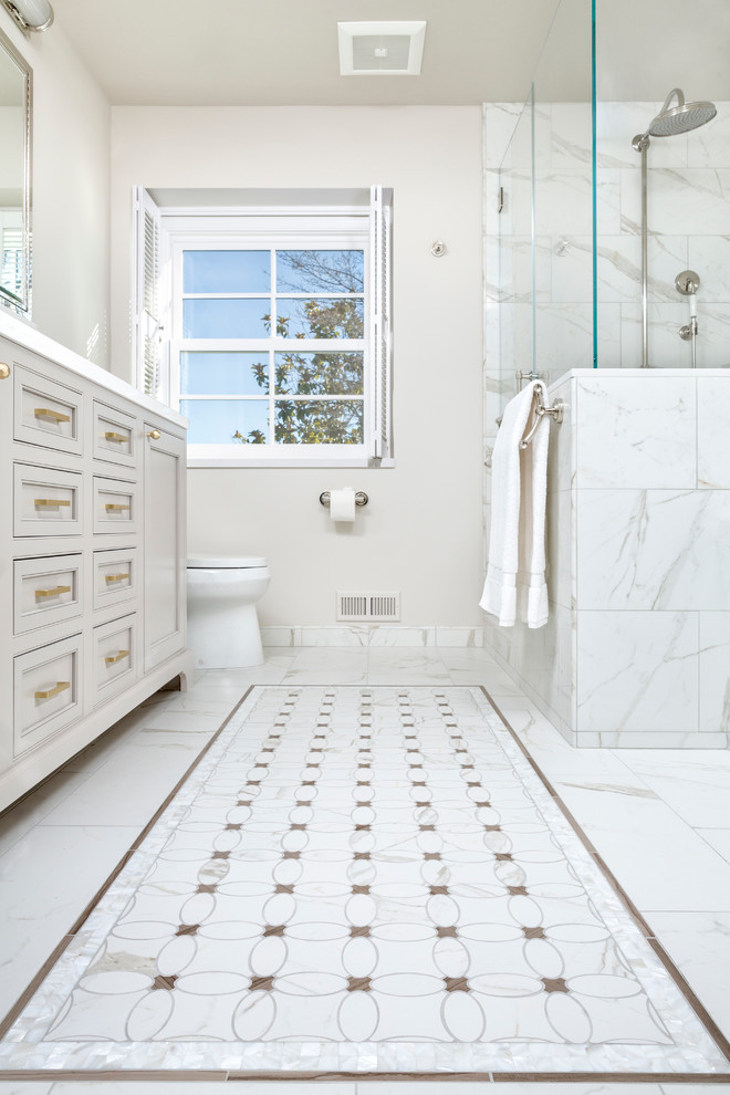 Пример оригинального дизайна: главная ванная комната среднего размера в стиле модернизм с накладной ванной, белой плиткой, керамогранитной плиткой, белыми стенами, полом из керамогранита, фасадами с декоративным кантом, серыми фасадами, угловым душем, раздельным унитазом, врезной раковиной, серым полом и душем с распашными дверями