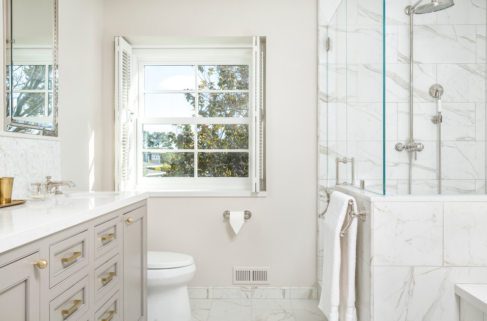 Foto på ett mellanstort vintage en-suite badrum, med vit kakel, porslinskakel, vita väggar, klinkergolv i porslin, luckor med profilerade fronter, grå skåp, en hörndusch, ett undermonterad handfat, grått golv och dusch med gångjärnsdörr