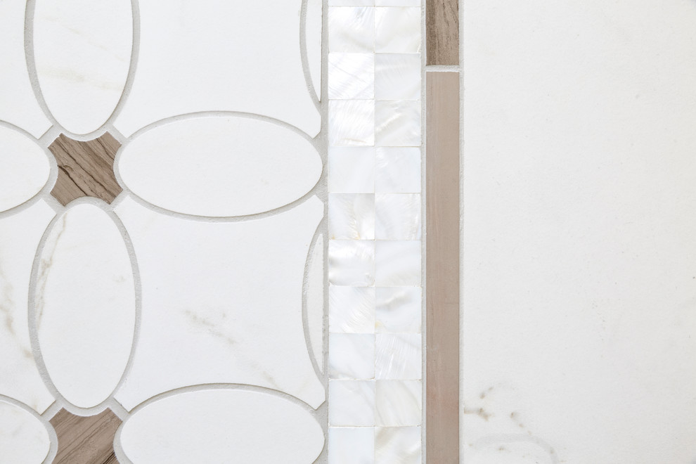 Esempio di una stanza da bagno padronale minimalista di medie dimensioni con piastrelle bianche, piastrelle in gres porcellanato, pareti bianche e pavimento in gres porcellanato