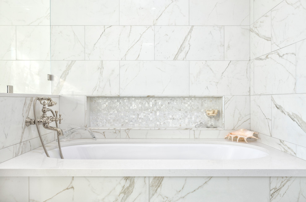 Foto de cuarto de baño principal minimalista de tamaño medio con baldosas y/o azulejos blancos, baldosas y/o azulejos de porcelana, bañera encastrada sin remate y paredes blancas