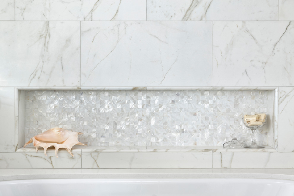 Diseño de cuarto de baño principal moderno de tamaño medio con bañera encastrada, baldosas y/o azulejos blancos y baldosas y/o azulejos de porcelana