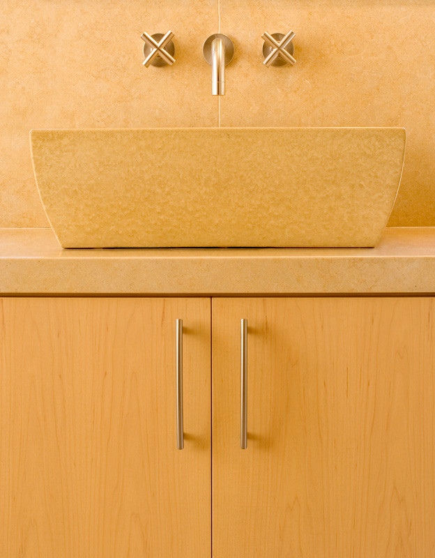 Стильный дизайн: главная ванная комната среднего размера в современном стиле с плоскими фасадами, бежевыми фасадами, накладной ванной, душем без бортиков, унитазом-моноблоком, бежевой плиткой, плиткой из известняка, желтыми стенами, полом из известняка, настольной раковиной, столешницей из известняка, желтым полом, душем с распашными дверями и бежевой столешницей - последний тренд