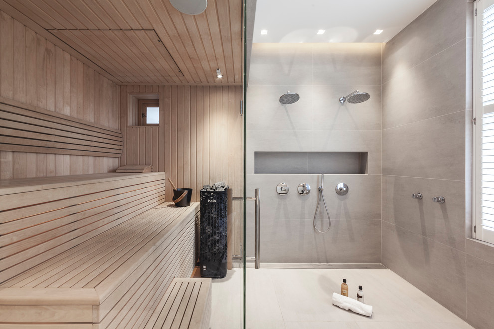 Стильный дизайн: баня и сауна среднего размера в современном стиле с душевой комнатой и душем с распашными дверями - последний тренд