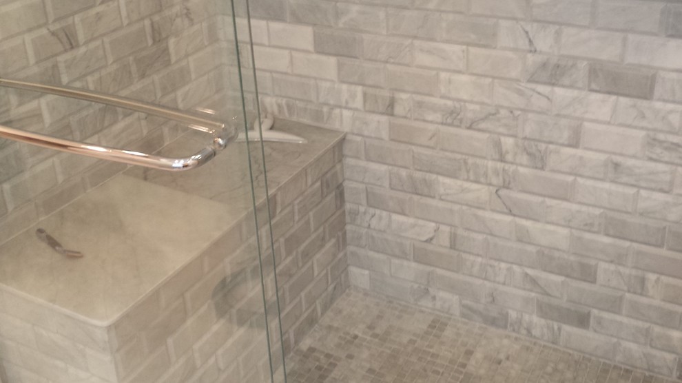 Пример оригинального дизайна: большая главная ванная комната в классическом стиле с плоскими фасадами, серыми фасадами, отдельно стоящей ванной, душем в нише, раздельным унитазом, серой плиткой, каменной плиткой, бежевыми стенами, накладной раковиной и столешницей из гранита