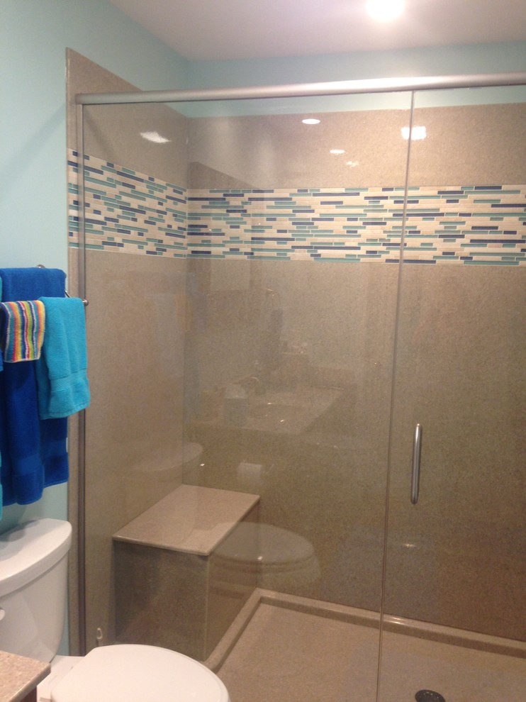 Идея дизайна: главная ванная комната среднего размера в стиле неоклассика (современная классика) с душем в нише, раздельным унитазом, синей плиткой, плиткой мозаикой, синими стенами, полом из винила, монолитной раковиной, столешницей из оникса, бежевым полом и душем с распашными дверями